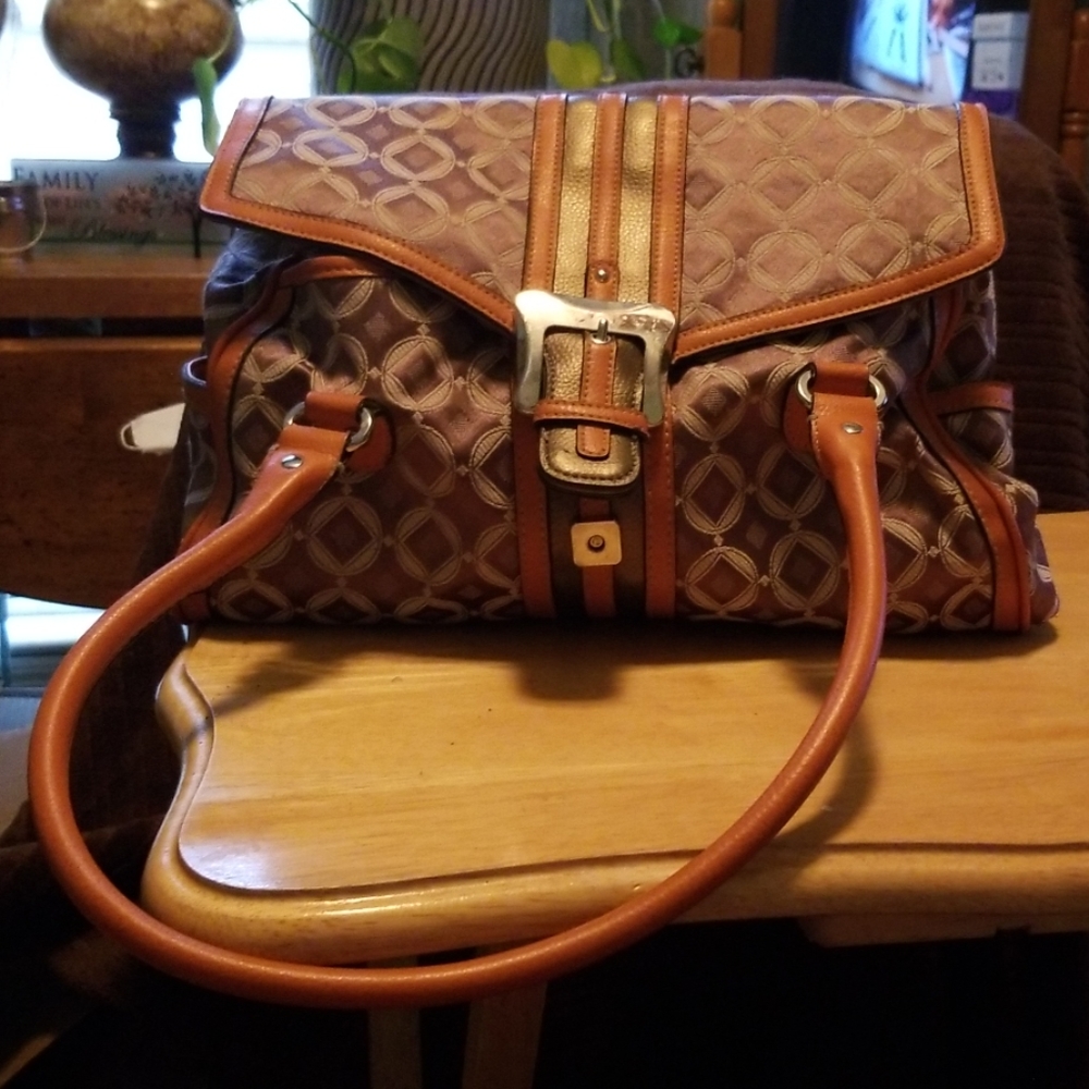 Beautiful purse... basically new, only used once